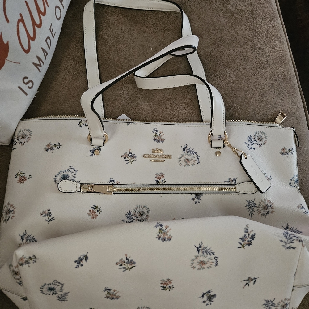 Coach tote with zipper